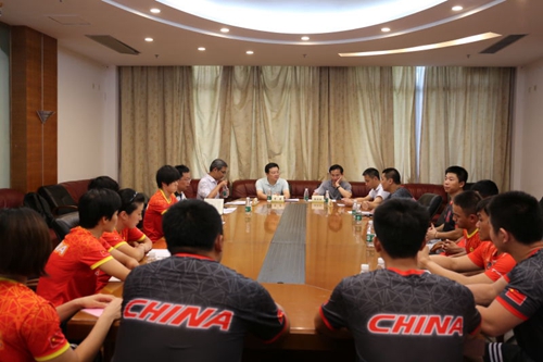 图为贾勇听取自行车队运动员日常训练等情况汇报