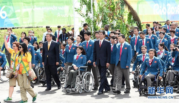 图为中国代表团成员在升旗仪式上入场
