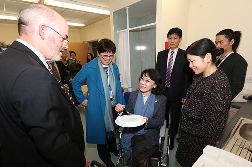 图为张海迪主席深入考察医院的生活能力训练室,详细询问设计理念和使用情况