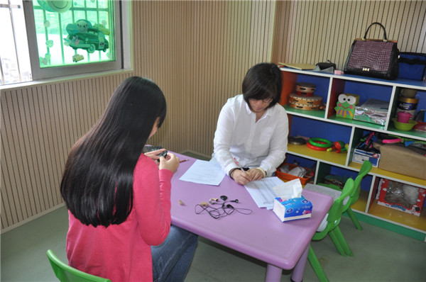 图为学员们进行听力学实操考核