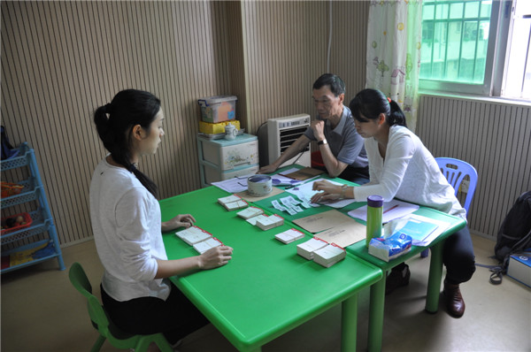 图为学员们进行评估技术实操考核