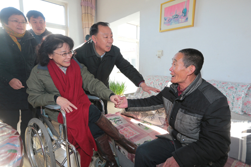 图为海迪主席看望偏桥村贫困残疾人苏纪生