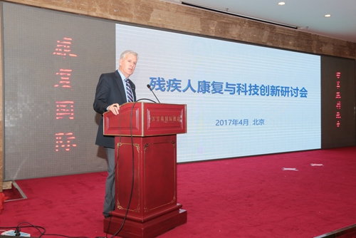 图为康复国际北美区主席迈克尔?布若基利(Michael Brogioli)在会上发言