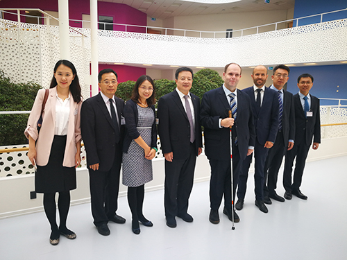 图为代表团与丹麦残联主席合影