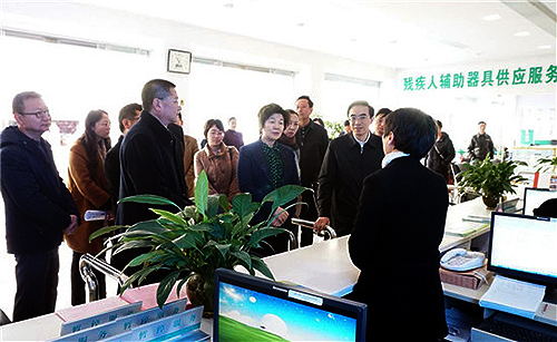 图为国家人社部副部长张义珍、中国残联副理事长程凯一行到昆明市五华区残疾人便民服务暨援助中心调研