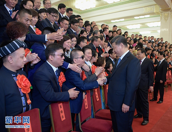 　5月16日，党和国家领导人习近平、李克强、王沪宁等在北京人民大会堂会见第六次全国自强模范暨助残先进表彰大会代表。新华社记者 李学仁 摄