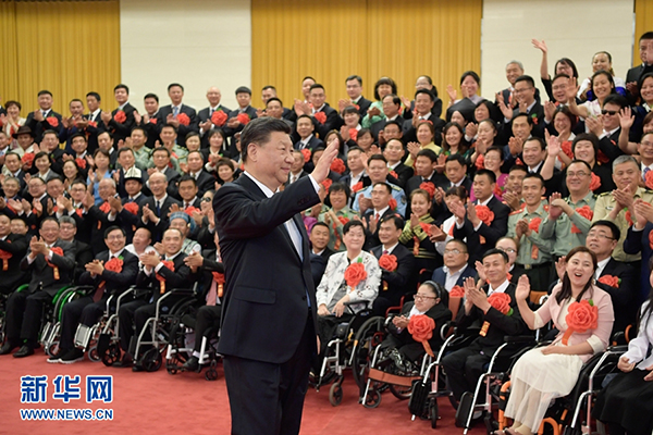 5月16日，党和国家领导人习近平、李克强、王沪宁等在北京人民大会堂会见第六次全国自强模范暨助残先进表彰大会代表。新华社记者 李学仁 摄