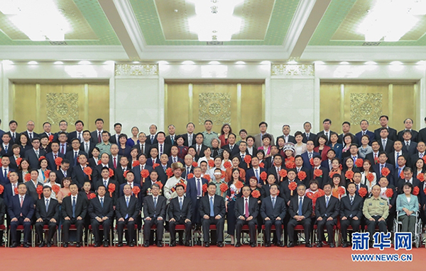 5月16日，党和国家领导人习近平、李克强、王沪宁等在北京人民大会堂会见第六次全国自强模范暨助残先进表彰大会代表。新华社记者 丁林 摄