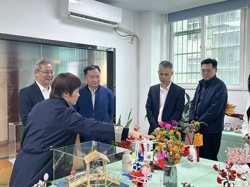 柯沫夫副理事长参观学员创作的手工艺品