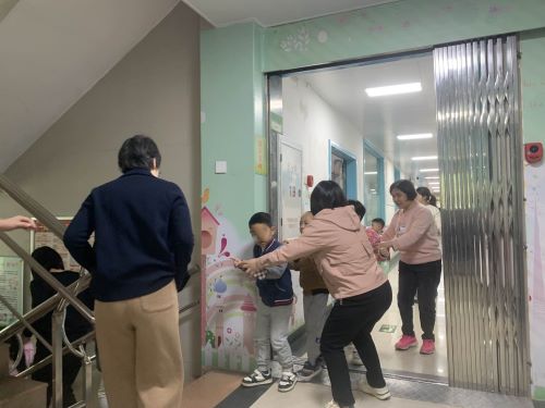 演练现场康复中心老师组织儿童有序撤离