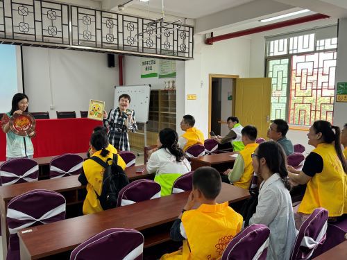 番禺区康园中心主任现场讲解示范站学员手工艺品制作