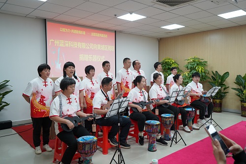 图为：工疗站学员弹唱表演