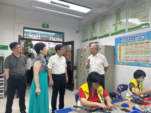 番禺区残联理事长向考察团一行介绍工疗示范站