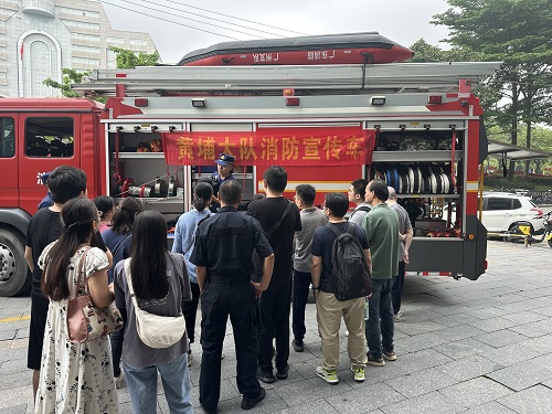 参观消防宣传车
