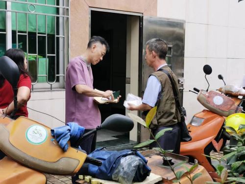 市康复中心工作人员核对年审资料