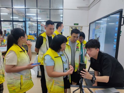 工友积极提问、学习
