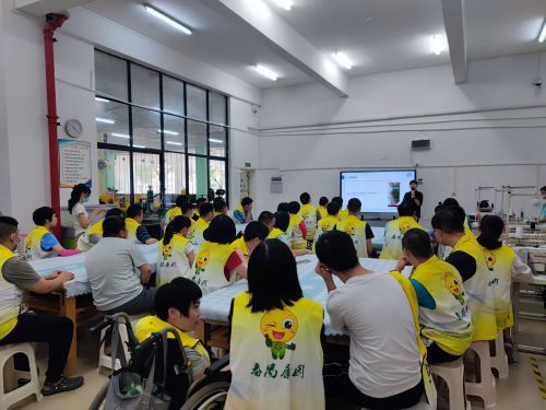 工友认真上课，掌握直播知识