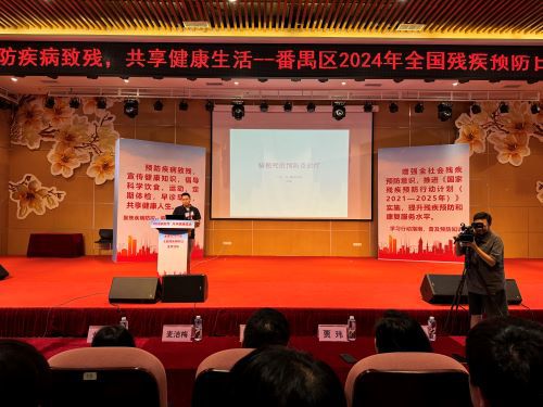 广州医科大学附属第一医院神经内科主治医师刘强进行科普讲座