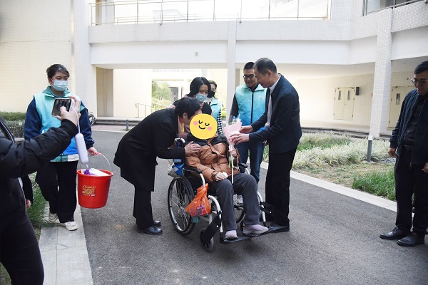 1.为入住残疾人送上鲜花.jpg（600）