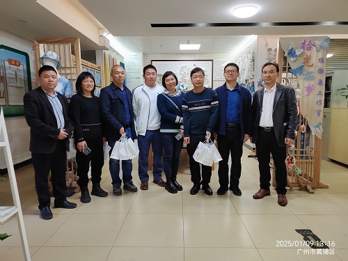参观交流团一行来到红山街工疗站实地考察场地和设施