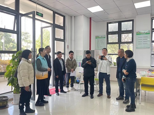 参观交流团一行来到长岭街工疗站实地考察场地和设施