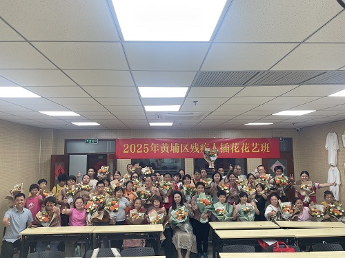 图二为培训学员手持个人作品合影留念